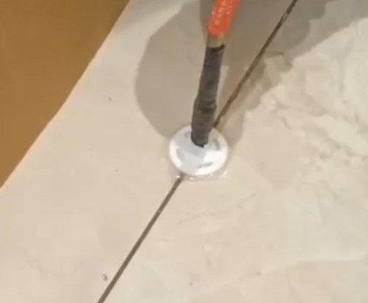 魏都瓷砖空鼓维修公司专业解答瓷砖在铺贴过程中，如果没有涂抹均匀到位的粘结材料（如水泥砂浆或瓷砖胶），可能会导致以下问题