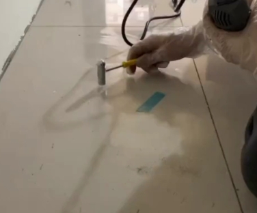 魏都瓷砖开裂维修公司专业分享瓷砖在铺贴前如果没有沥干水分，将会导致以下问题